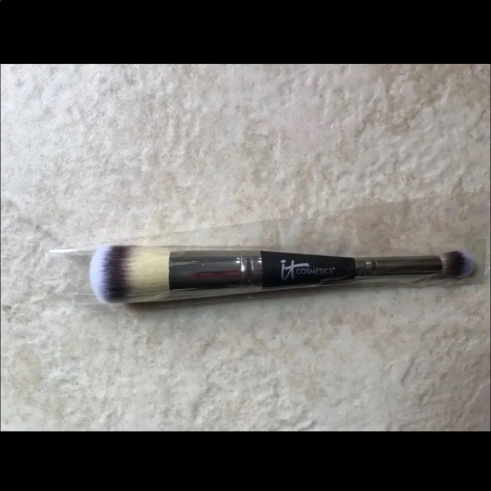IT #7 Heavenly Luxe Complexion Perfection Brush